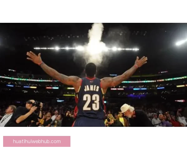 詹姆斯回顾生涯三大高光瞬间世纪封盖扣翻特里东决入选